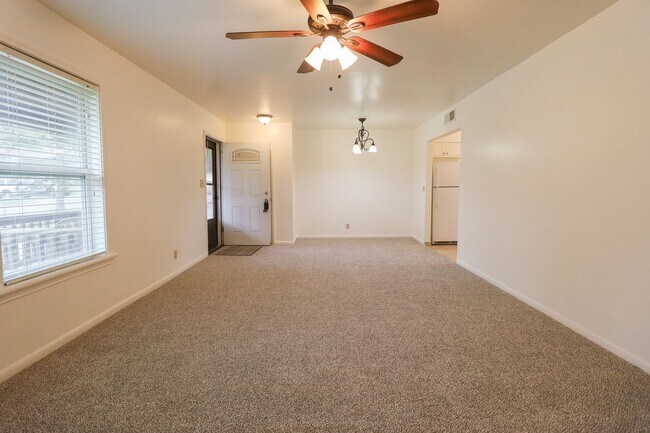 Building Photo - Charming 2 Bed, 1 Bath Home!