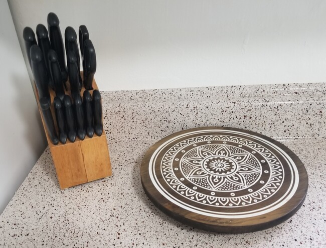 Knife set and lazy susan - 2506 Elmen St