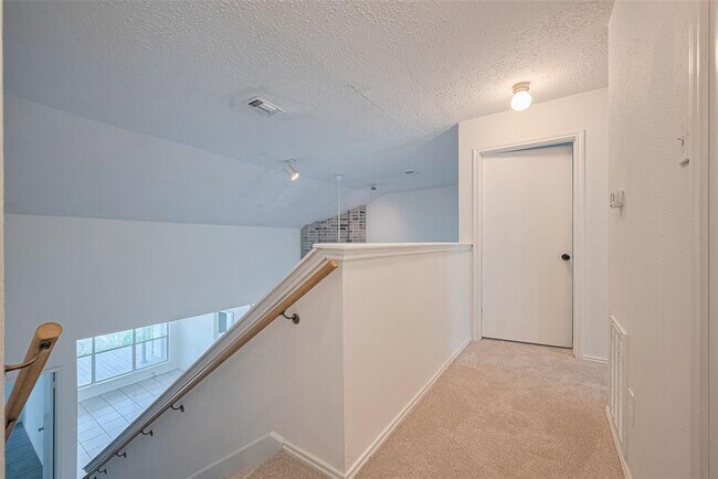 Building Photo - 2107 Creekshire Dr