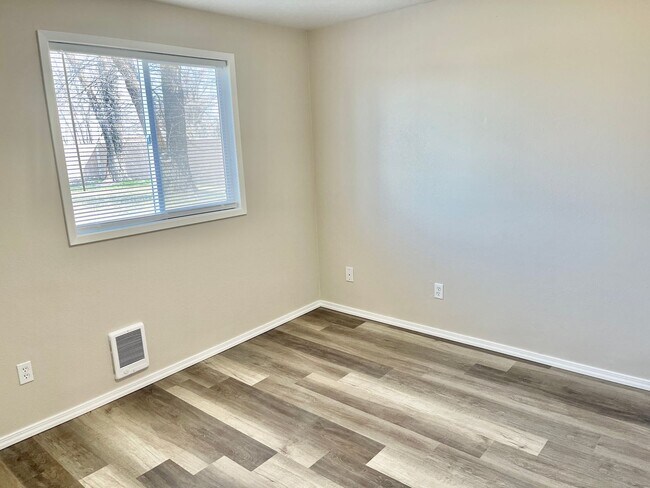 Building Photo - 225 E Westview Ave