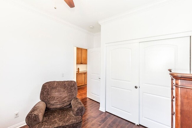 Building Photo - Large 3 Bed 2.5 Bath Home Available In Eas...