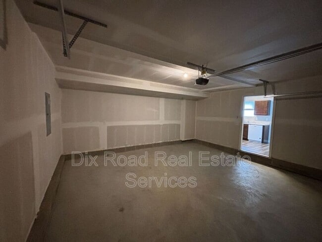 Building Photo - 424 W Kemper Rd