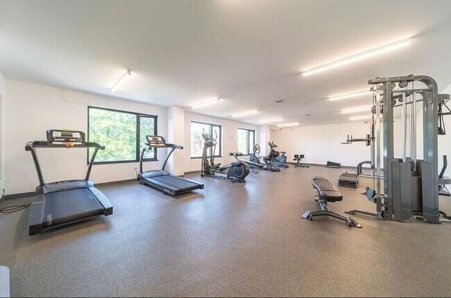 Building Photo - Charming 1BR Condo in Rego Park