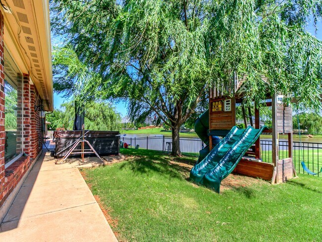 Building Photo - Stunning Home + North Rose Lake + Deer Creek Schools + 4 Bedrooms