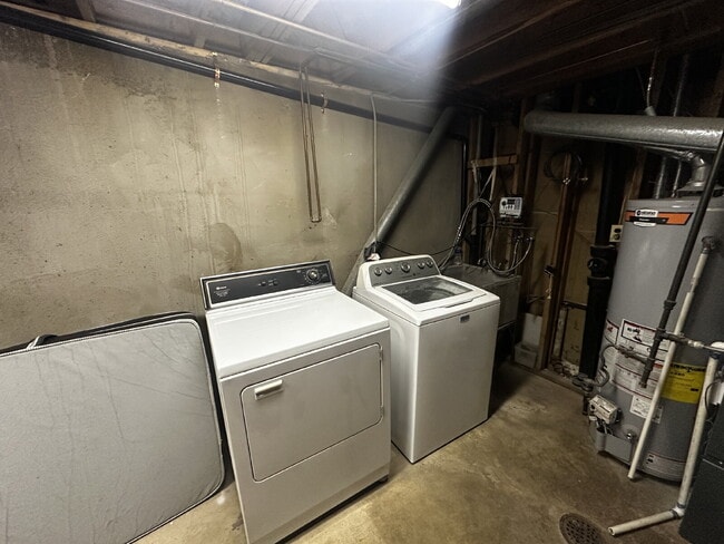 Building Photo - Available Immediately!  Spacious 6-Bedroom Retreat with 2 Full Baths in Charming Denver Locale!