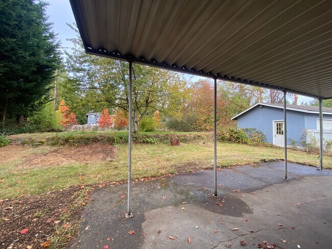 Building Photo - Des Moines Rambler w/ Large yard