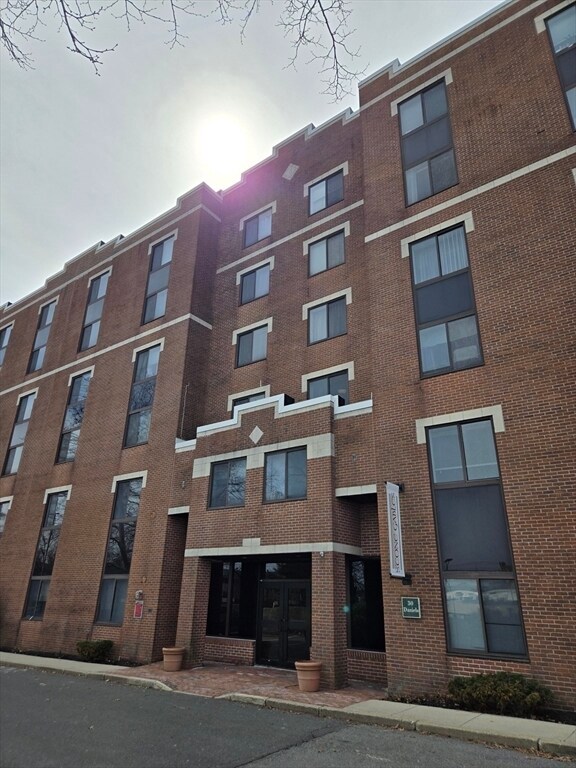 Building Photo - 20-30-30 Daniels St