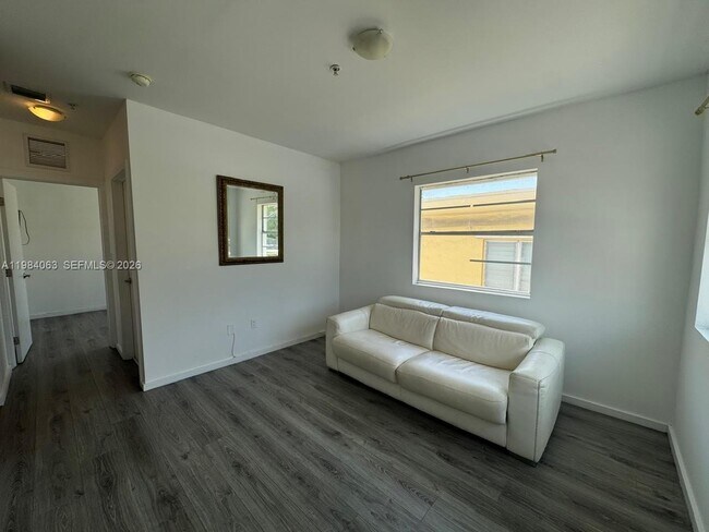 Building Photo - 810 7th St