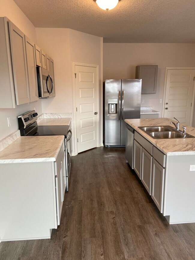 Building Photo - *Pre-leasing* | Three Bedroom | Two Bath H...