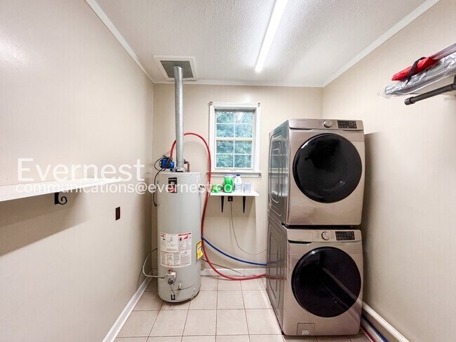 Building Photo - 2 Bed/1 Bath Home with Carport / Pet-Friendly / Available Now!