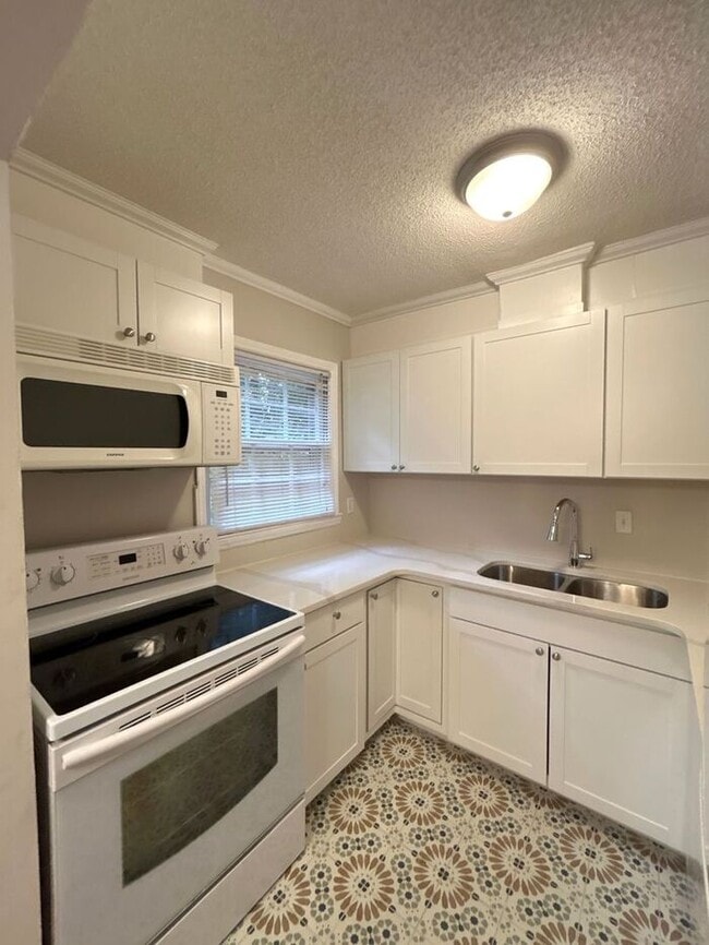 Building Photo - T.R. Lawing Realty Property