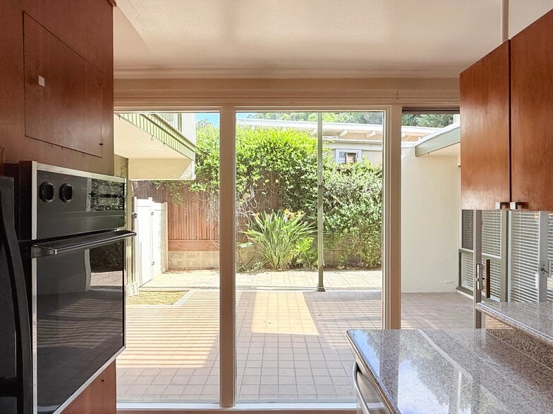 Building Photo - 4126 Del Mar Ave