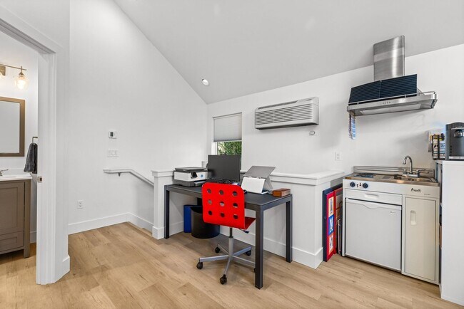 Building Photo - 5bd/2.75ba Seattle Home