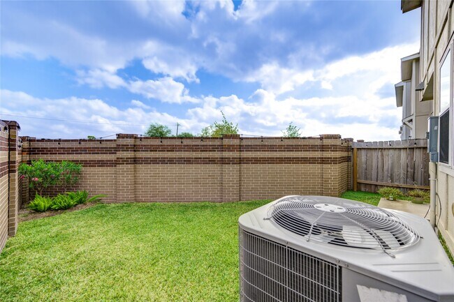 Building Photo - 4210 Peaceful Pines Ln