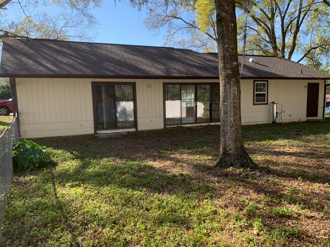 Building Photo - Open Floorplan in Quiet Neighborhood