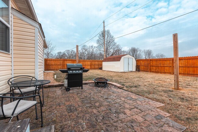 Building Photo - 3bd/2ba home available in November