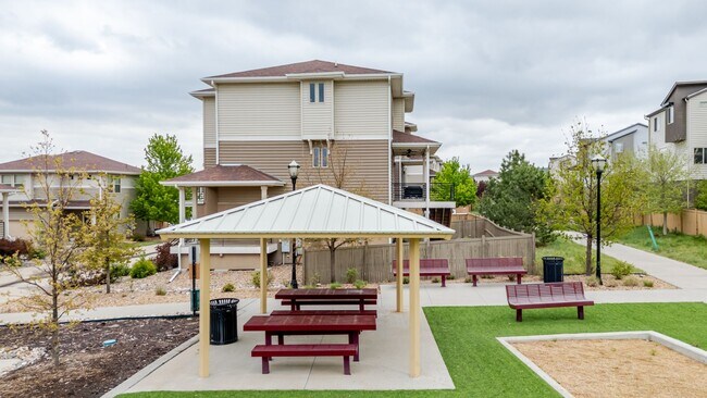 Building Photo - 2656 Champagne Ave