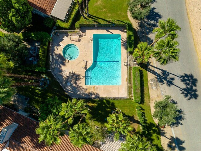 Building Photo - 303 Forest Hills Dr
