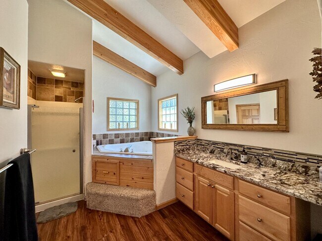 Building Photo - 966 Oak Ct