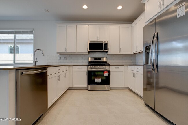 Building Photo - 17050 W Artemisa Ave