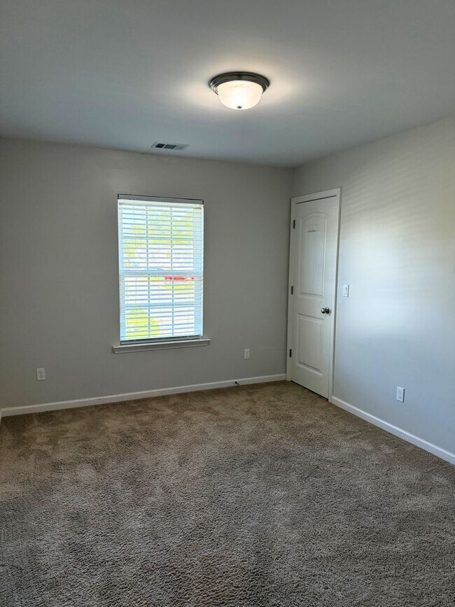 Building Photo - Spacious 5-bedroom, 3-bath home featuring two additional flex rooms!