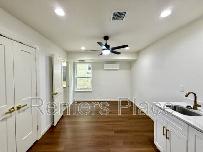 Building Photo - 1140 S Quincy Ave