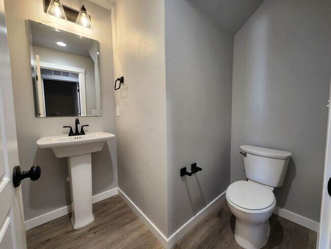 Building Photo - Brand New 5 Bedroom