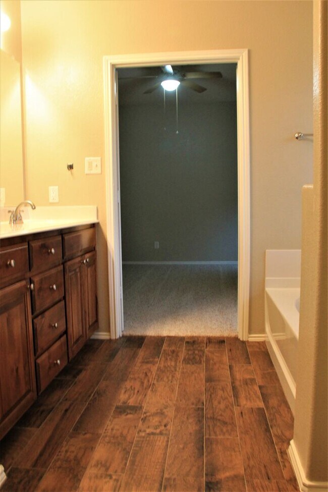 Building Photo - Beautiful Home in Twin Mills close to Bail...