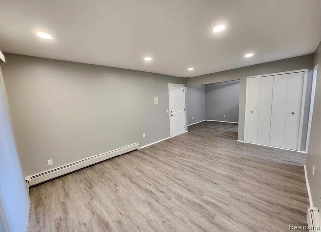 Building Photo - 2445 Torquay Ave