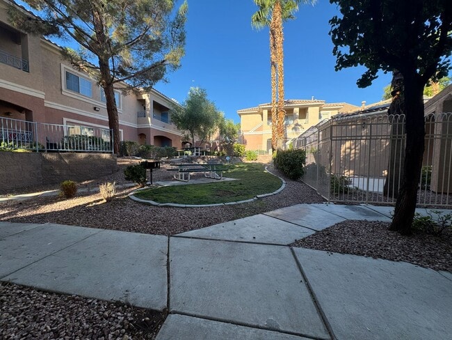 Building Photo - Ground Floor Unit with Tile Floors & Commu...