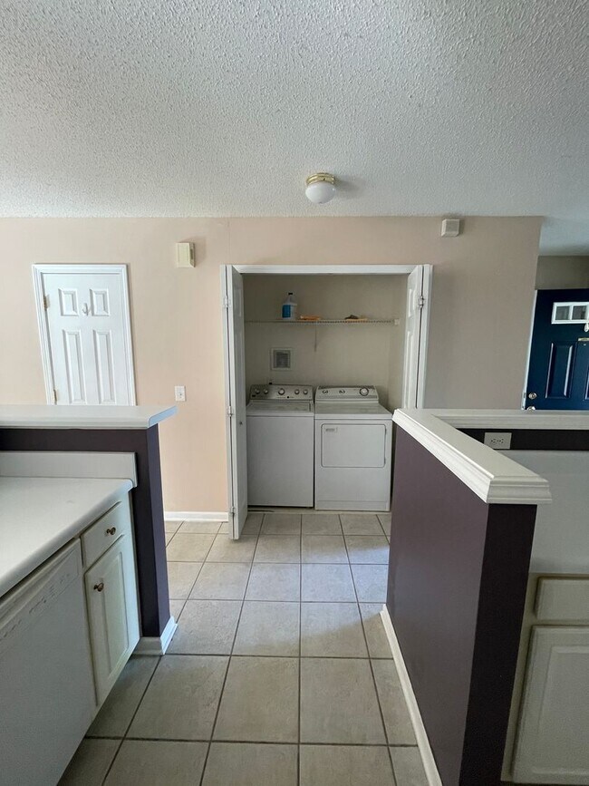 Building Photo - Townhouse with Owner's Suite on main level...