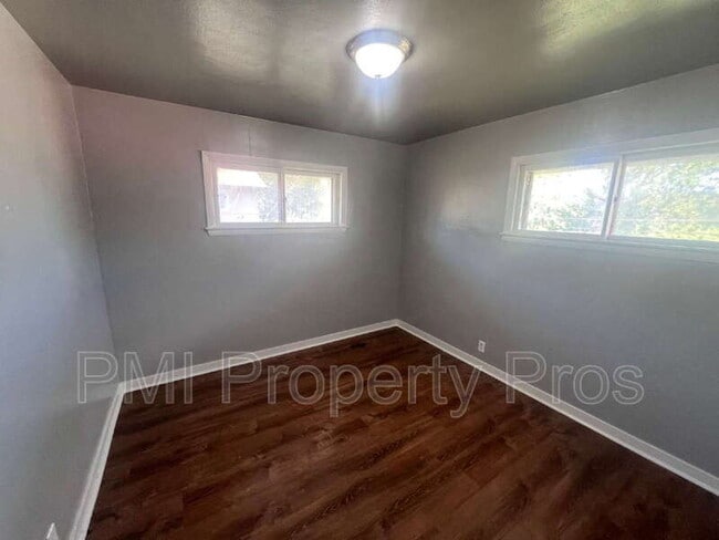 Building Photo - 5650 N 61st St