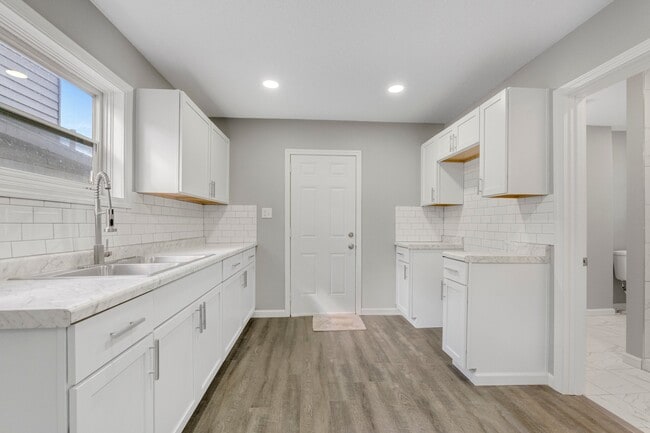 Building Photo - 607 Riverside Ave