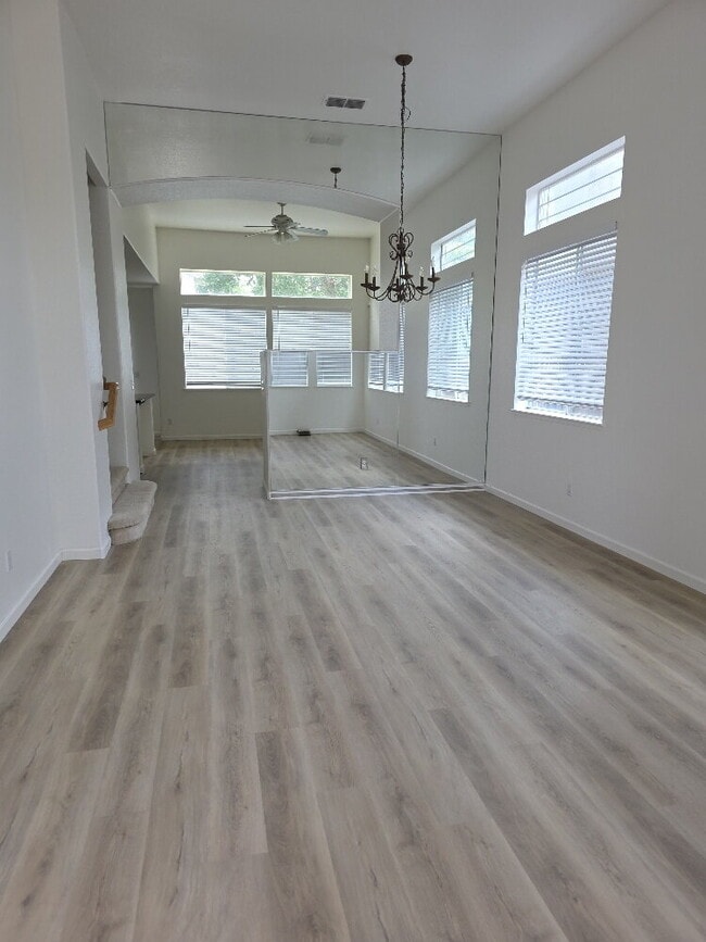Building Photo - Beautiful house for rent in Folsom 4 bd 3 bath 1920 sq feet
