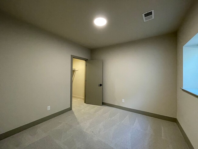 Building Photo - Spacious & Stunningly Remodeled Duplex in ...