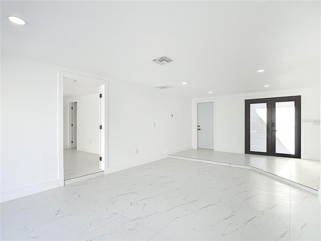 Building Photo - 9920 San Mateo Way