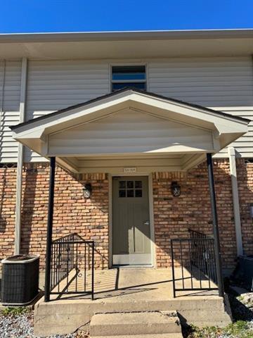 Building Photo - 1003 S Houston St