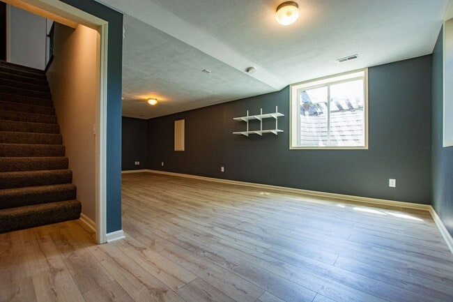 Building Photo - Extremely Spacious 3 Bedroom / 2.5 Bath Home in Bellevue!