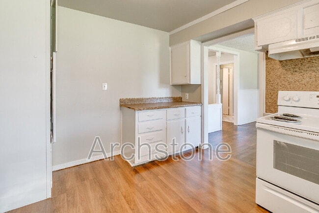 Building Photo - 724 General Senter Dr