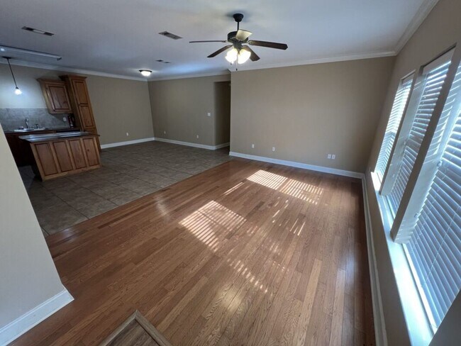 Building Photo - Charming 3-bedroom 2-bathroom in South Burbank Neighborhood!