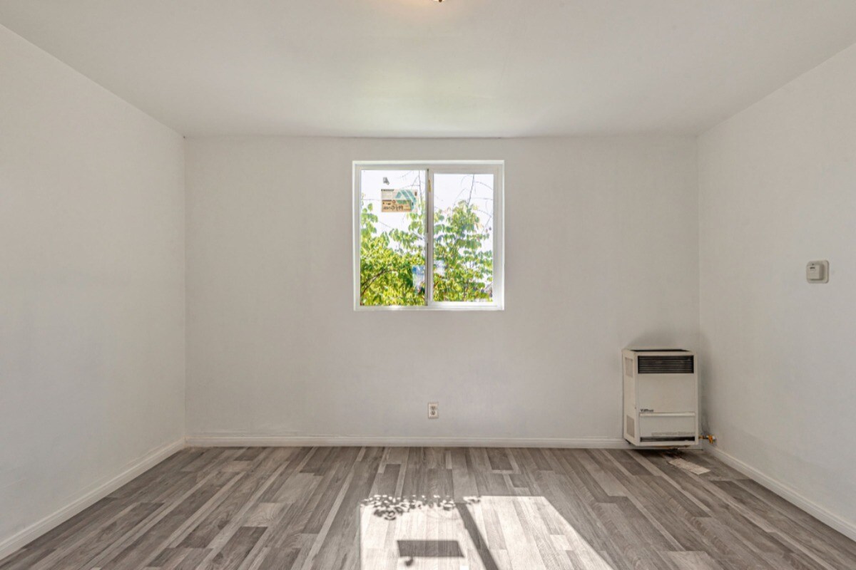 Building Photo - 847 W 43rd St
