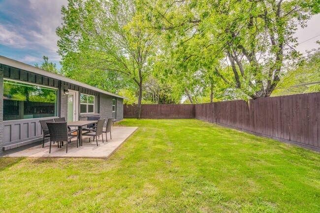 Building Photo - 12005 Cromwell Dr