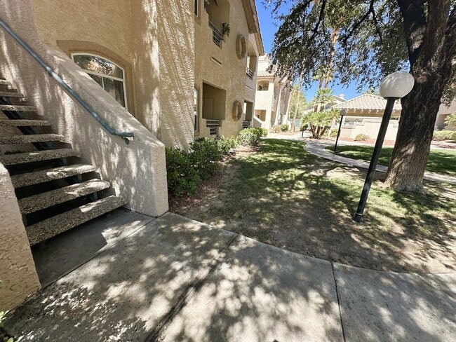 Building Photo - First floor 2 bedroom 2 bathroom 1 den spa...