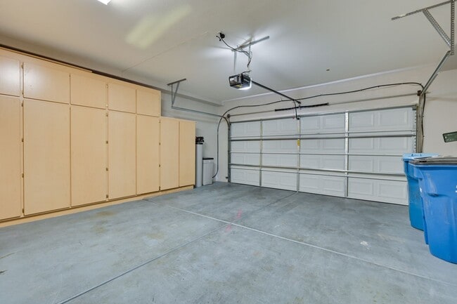 Building Photo - NW!!! 4 bedrooms!!! Pool and Spa!!! All ti...