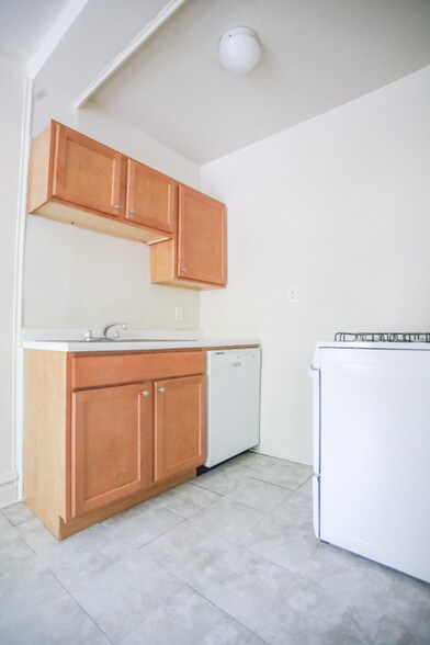 Building Photo - 1100 W Roscoe St