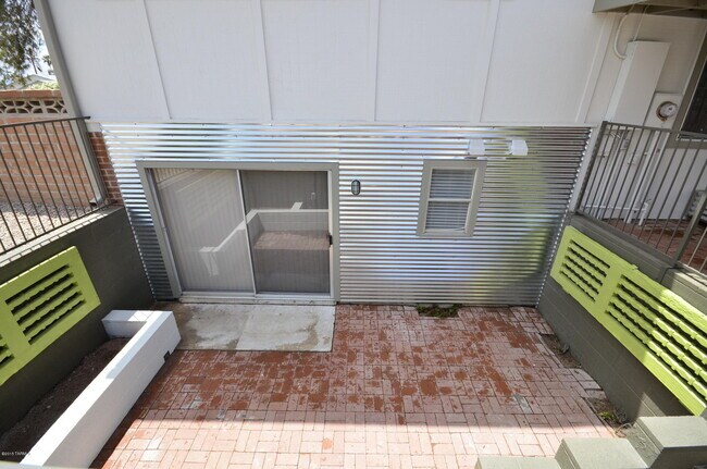 Building Photo - 614 N Medford Dr