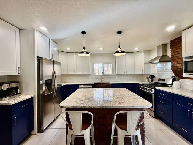 Building Photo - Charming 3-Bedroom Home in the Heart of Co...