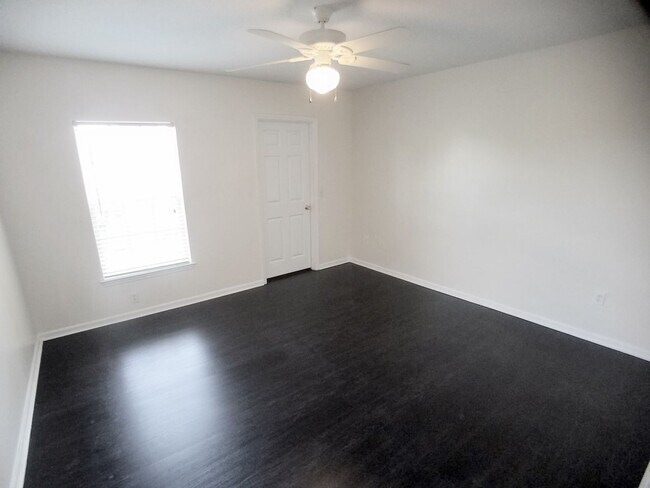 Building Photo - Beautiful 1/1 Wood Floors Condo at The Cre...