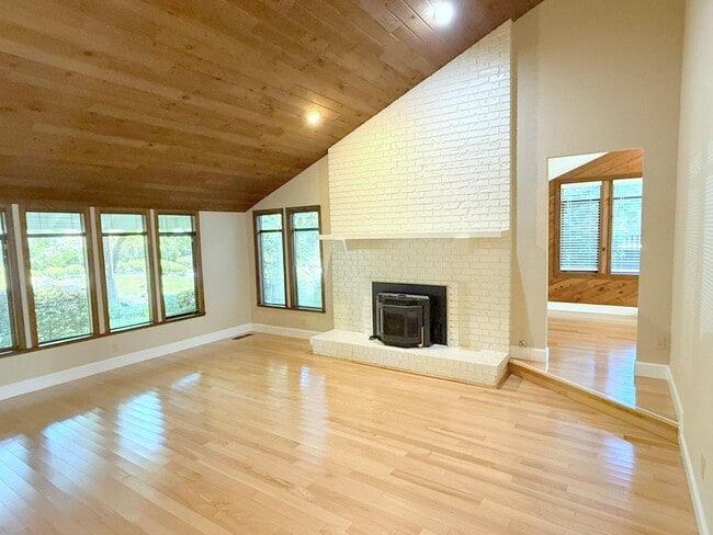 Building Photo - Sprawling ranch home located in highly des...