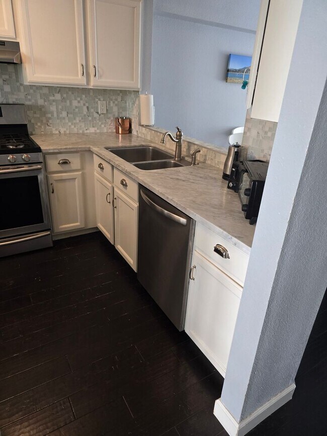 Building Photo - Three bedroom, three bathroom townhouse wi...